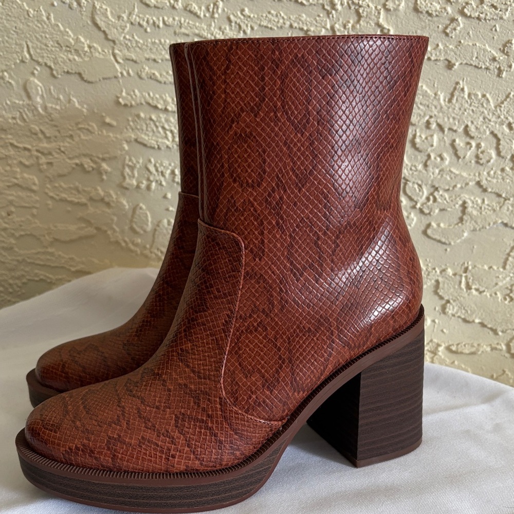 Women’s western style  universal thread Brown Snake Print Ankle Boots  Sz. 6 - Picture 4 of 7